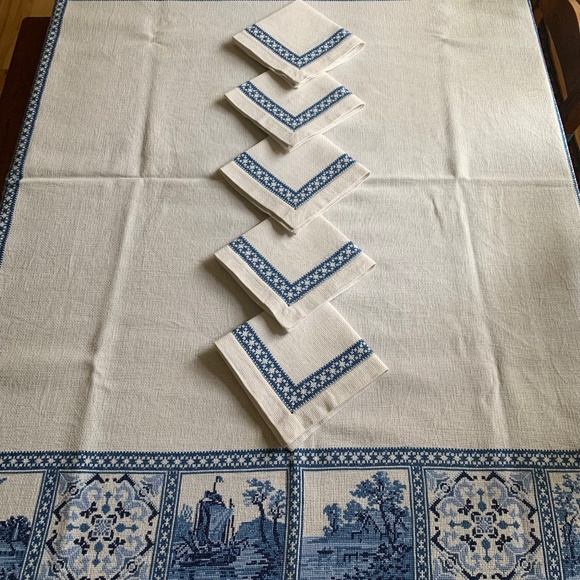 Tablecloth Handmade Vntg Delft Blue with Windmills with 5 Napkins - Picture 1 of 14